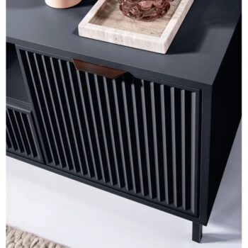 TV stolík Style LS 4 v elegantnej indigo modrej farbe je ideálnym doplnkom pre moderné interiéry. Tento kus nábytku od značky KONDELA ponúka nielen štýlový vzhľad, ale aj praktické využitie. S rozmermi 165,3 cm na šírku, 40,6 cm…