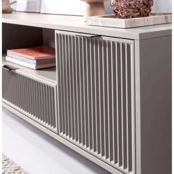 TV stolík Style LS 4 v elegantnej kašmír krémovej farbe je ideálnym doplnkom pre moderné interiéry. Tento kus nábytku od značky KONDELA ponúka nielen štýlový vzhľad, ale aj praktické využitie. S rozmermi 165,3 cm na šírku, 55,6 cm na výšku…