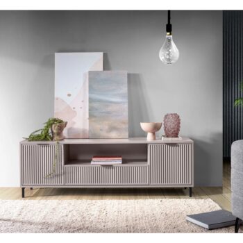 TV stolík Style LS 4 v elegantnej kašmír krémovej farbe je ideálnym doplnkom pre moderné interiéry. Tento kus nábytku od značky KONDELA ponúka nielen štýlový vzhľad, ale aj praktické využitie. S rozmermi 165,3 cm na šírku, 55,6 cm na výšku…