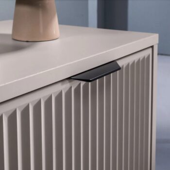 Vitrína Style LS 5 v elegantnej kašmírovo krémovej farbe je ideálnym doplnkom pre váš moderný interiér. Táto vitrína od renomovanej značky KONDELA ponúka praktické riešenie pre uskladnenie a vystavenie vašich obľúbených predmetov. S rozmermi 54,5 cm na šírku, 40,6 cm na hĺbku a výškou 195,6 cm…