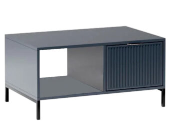 Konferenčný stolík Style LS 6 v elegantnej indigo modrej farbe je ideálnym doplnkom pre moderné interiéry. Tento štýlový kus nábytku od značky KONDELA sa vyznačuje hranatým tvarom a tmavým farebným prevedením, ktoré dodáva priestoru sofistikovaný vzhľad.