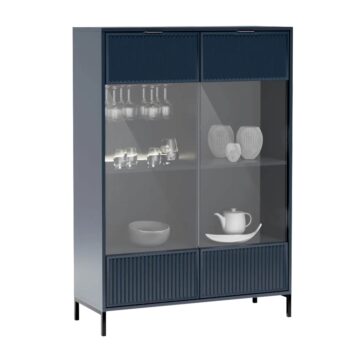 Vitrína Style LS 8 v elegantnej indigo modrej farbe je ideálnym doplnkom pre moderné interiéry. Táto vitrína od renomovanej značky KONDELA ponúka nielen estetický vzhľad, ale aj praktické využitie. S výškou 150 cm, šírkou 104,8 cm a hĺbkou 40,6 cm poskytuje dostatok…