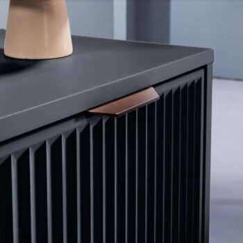 Toaletný stolík Style LS 9 v elegantnej indigo modrej farbe je ideálnym doplnkom pre moderné interiéry. Tento štýlový kus nábytku od značky KONDELA ponúka nielen praktickosť, ale aj estetický zážitok. S rozmermi 110 cm na šírku, 78,8 cm na výšku…