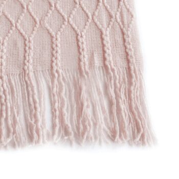 Pletená deka so strapcami Sulia Typ 1 od značky Kondela je ideálnym doplnkom do každej domácnosti. S jej rozmiermi 120x150 cm sa perfektne hodí na gauč, posteľ alebo len tak na zahriatie v chladnejších dňoch. Jej svetloružová farba dodá interiéru jemný a moderný vzhľad.