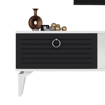 TV stolík SWORD - moderný a elegantný doplnok pre vašu obývaciu izbuTV stolík SWORD je skvelou voľbou pre tých, ktorí chcú skombinovať štýl a funkčnosť v jednom kuse nábytku. Tento stolík prináša do vašej obývačky čistý a moderný dizajn, ktorý sa ľahko prispôsobí rôznym štýlom interiéru.Vyrobený z odolného LTD materiálu s hrúbkou 18 mm, stolík SWORD je zárukou pevnosti a dlhej životnosti. Vybavený skrinkou s dvoma dvierkami a praktickým regálkom, ponúka dostatok priestoru pre vaše multimediálne zariadenia a ďalšie potreby. Kovové úchytky dodávajú stolíku moderný a sofistikovaný vzhľad a zároveň zaisťujú ľahké otváranie.Hlavné vlastnosti produktu:Typ tovaru: TV stolíkVhodné do miestnosti: obývacia izbaMateriál: LTDRozmery: 44.6 x 150 x 29.6 cmFarba: biela + antracitVybavenie: skrinka a regálPočet dvierok: 2Úchytky: kovDodatočné informácie: Dodávame v demonte, plastové nožičkyTV stolík SWORD je dodávaný v demontovanom stave, čo uľahčuje prepravu a montáž. Plastové nožičky zaisťujú stabilitu a ochranu podlahy pred poškodením.