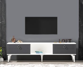 TV stolík SWORD - moderný a elegantný doplnok pre vašu obývaciu izbuTV stolík SWORD je skvelou voľbou pre tých, ktorí chcú skombinovať štýl a funkčnosť v jednom kuse nábytku. Tento stolík prináša do vašej obývačky čistý a moderný dizajn, ktorý sa ľahko prispôsobí rôznym štýlom interiéru.Vyrobený z odolného LTD materiálu s hrúbkou 18 mm, stolík SWORD je zárukou pevnosti a dlhej životnosti. Vybavený skrinkou s dvoma dvierkami a praktickým regálkom, ponúka dostatok priestoru pre vaše multimediálne zariadenia a ďalšie potreby. Kovové úchytky dodávajú stolíku moderný a sofistikovaný vzhľad a zároveň zaisťujú ľahké otváranie.Hlavné vlastnosti produktu:Typ tovaru: TV stolíkVhodné do miestnosti: obývacia izbaMateriál: LTDRozmery: 44.6 x 150 x 29.6 cmFarba: biela + antracitVybavenie: skrinka a regálPočet dvierok: 2Úchytky: kovDodatočné informácie: Dodávame v demonte, plastové nožičkyTV stolík SWORD je dodávaný v demontovanom stave, čo uľahčuje prepravu a montáž. Plastové nožičky zaisťujú stabilitu a ochranu podlahy pred poškodením.