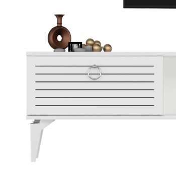 TV stolík SWORD - moderný a elegantný doplnok pre vašu obývaciu izbuTV stolík SWORD je skvelou voľbou pre tých, ktorí chcú skombinovať štýl a funkčnosť v jednom kuse nábytku. Tento stolík prináša do vašej obývačky čistý a moderný dizajn, ktorý sa ľahko prispôsobí rôznym štýlom interiéru.Vyrobený z odolného LTD materiálu s hrúbkou 18 mm, stolík SWORD je zárukou pevnosti a dlhej životnosti. Vybavený skrinkou s dvoma dvierkami a praktickým regálkom, ponúka dostatok priestoru pre vaše multimediálne zariadenia a ďalšie potreby. Kovové úchytky dodávajú stolíku moderný a sofistikovaný vzhľad a zároveň zaisťujú ľahké otváranie.Hlavné vlastnosti produktu:Typ tovaru: TV stolíkVhodné do miestnosti: obývacia izbaMateriál: LTDRozmery: 44.6 x 150 x 29.6 cmFarba: bielaVybavenie: skrinka a regálPočet dvierok: 2Úchytky: kovDodatočné informácie: Dodávame v demonte, plastové nožičkyTV stolík SWORD je dodávaný v demontovanom stave, čo uľahčuje prepravu a montáž. Plastové nožičky zaisťujú stabilitu a ochranu podlahy pred poškodením.
