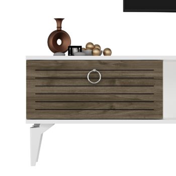 TV stolík SWORD - moderný a elegantný doplnok pre vašu obývaciu izbuTV stolík SWORD je skvelou voľbou pre tých, ktorí chcú skombinovať štýl a funkčnosť v jednom kuse nábytku. Tento stolík prináša do vašej obývačky čistý a moderný dizajn, ktorý sa ľahko prispôsobí rôznym štýlom interiéru.Vyrobený z odolného LTD materiálu s hrúbkou 18 mm, stolík SWORD je zárukou pevnosti a dlhej životnosti. Vybavený skrinkou s dvoma dvierkami a praktickým regálkom, ponúka dostatok priestoru pre vaše multimediálne zariadenia a ďalšie potreby. Kovové úchytky dodávajú stolíku moderný a sofistikovaný vzhľad a zároveň zaisťujú ľahké otváranie.Hlavné vlastnosti produktu:Typ tovaru: TV stolíkVhodné do miestnosti: obývacia izbaMateriál: LTDRozmery: 44.6 x 150 x 29.6 cmFarba: orech + bielaVybavenie: skrinka a regálPočet dvierok: 2Úchytky: kovDodatočné informácie: Dodávame v demonte, plastové nožičkyTV stolík SWORD je dodávaný v demontovanom stave, čo uľahčuje prepravu a montáž. Plastové nožičky zaisťujú stabilitu a ochranu podlahy pred poškodením.