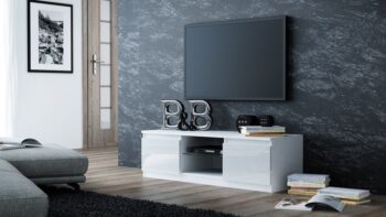 Univerzálny vzhľad TV stolíka SZEBY splní očakávania každého, kto oceňuje spojenie jednoduchosti a modernej elegancie. Stolík má čelá lakované vo vysokom lesku a korpus nábytku z kvalitnej LTD dosky. Lak najvyššej kvality použitý na konečnú úpravu je odolný proti zafarbeniu spôsobenému UV žiarením a umožňuje ľahko udržiavať povrch v čistote. Bezúchytové čelá zaisťujú pohodlné používanie a zdôrazňujú modernistický charakter interiéru. Dve bočné skrinky, bez vnútorných políc, sú pohodlným spôsobom na uloženie rôzneho vybavenia a drobností. Otvorená polica umožňuje pohodlné umiestnenie RTV zariadenia a otvor v jej zadnej časti uľahčuje diskrétnu inštaláciu kabeláže. Farebné prevedenie: biely leskMateriál: kvalitná LTD doska s hranami ABSROZMERY: Hĺbka: 40 cmŠírka: 120 cmVýška: 36 cmDodávame v demonte. LED osvetlenie nie je v cene, je možné ho dokúpiť (viď. Príslušenstvo)