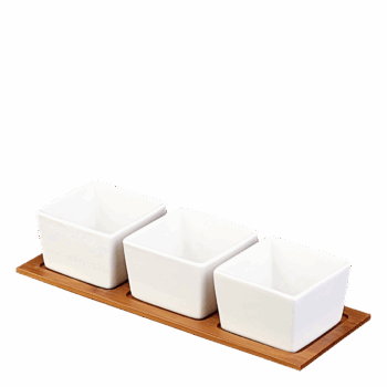 Originálny dizajn, univerzálne využitie.   Obľúbená súprava misiek na bambusovom podnose obsahuje tri štvorcové porcelánové misky, vhodné na servírovanie olív, orieškov a rôznych pochutín. Rozhodne by nemala chýbať v žiadnej domácnosti. Hodí sa skvele na párty, k večernému posedeniu na záhrade či terase a svoje využitie nájde aj pri servírovaní hlavného jedla. Misky sú vhodné do umývačky riadu a mikrovlnnej rúry. Bambusovú podložku odporúčame umývať ručne a ihneď utrieť dosucha. Nie je vhodná do umývačky riadu a mikrovlnnej rúry. Set obsahuje: 3 x štvorcové porcelánové misky 7,7 x 7,7 x 4,9 cm 1 x bambusový podnos