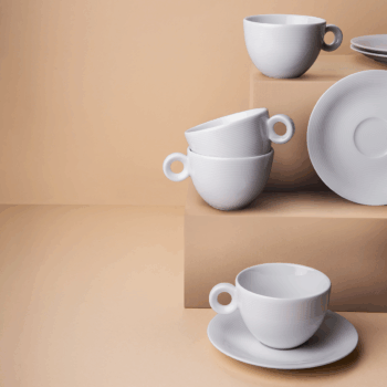 Porcelánový set na kávu z línie Basic Chic. Elegantný detail letokruhov na bielom porceláne môžete použiť na každú príležitosť. Je vhodný do umývačky riadu aj mikrovlnnej rúry. Set obsahuje: - 4ks kávových šálok (190 ml) - 4ks podšálok (14,5 cm)