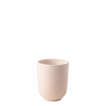 Ručne maľovaná šálka bez uška z kolekcie Solatelier očarí jemným odtieňom rose crystal, ktorý vnáša do stolovania ľahkosť a eleganciu. Každý kus je originál, vzniknutý precíznou ručnou prácou s dôrazom na detail a výtvarný výraz. Minimalistický tvar bez uška a delikátna farebnosť robia zo šálky decentný, no výrazný doplnok každého prestretého stola.