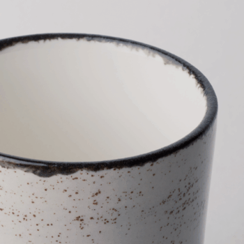 Unikátny dizajn porcelánu z línie Gaya si zamilujete. Jednoduchý fŕkaný vzor robí z každého kúsku originál, ktorý ozvláštni vaše chvíle pri stole. Lesklá povrchová úprava dodá vášmu stolovaniu prvky elegancie. Servírujte svoj obľúbený horúci nápoj z elegantnej sivej šálky bez uška Gaya Atelier.