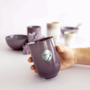 Ručne maľovaná šálka bez uška z kolekcie Solatelier osloví hĺbkou odtieňa aubergine, ktorý jej dodáva elegantný a výrazný charakter. Každý kus je originál, vytvorený precíznou ručnou prácou s dôrazom na detail a remeselnú autenticitu. Čistá forma bez uška a sýta farebnosť robia zo šálky štýlový doplnok pre moderné a vkusné stolovanie.
