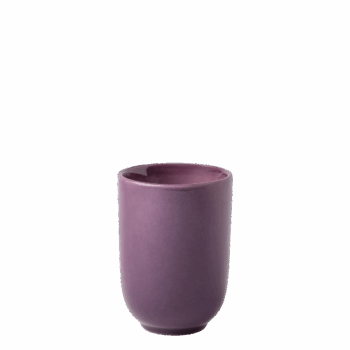 Ručne maľovaná šálka bez uška z kolekcie Solatelier osloví hĺbkou odtieňa aubergine, ktorý jej dodáva elegantný a výrazný charakter. Každý kus je originál, vytvorený precíznou ručnou prácou s dôrazom na detail a remeselnú autenticitu. Čistá forma bez uška a sýta farebnosť robia zo šálky štýlový doplnok pre moderné a vkusné stolovanie.