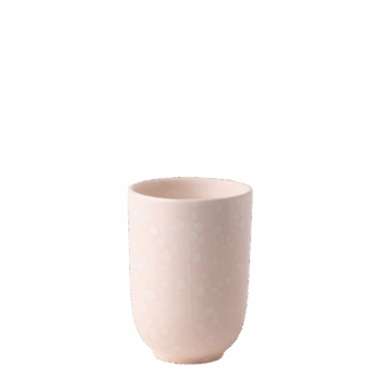Ručne maľovaná šálka bez uška z kolekcie Solatelier očarí jemným odtieňom rose crystal, ktorý vnáša do stolovania ľahkosť a eleganciu. Každý kus je originál, vzniknutý precíznou ručnou prácou s dôrazom na detail a výtvarný výraz. Minimalistický tvar bez uška a delikátna farebnosť robia zo šálky decentný, no výrazný doplnok každého prestretého stola.