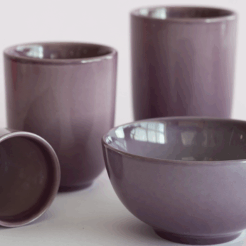 Ručne maľovaná šálka bez uška z kolekcie Solatelier osloví hĺbkou odtieňa aubergine, ktorý jej dodáva elegantný a výrazný charakter. Každý kus je originál, vytvorený precíznou ručnou prácou s dôrazom na detail a remeselnú autenticitu. Čistá forma bez uška a sýta farebnosť robia zo šálky štýlový doplnok pre moderné a vkusné stolovanie.
