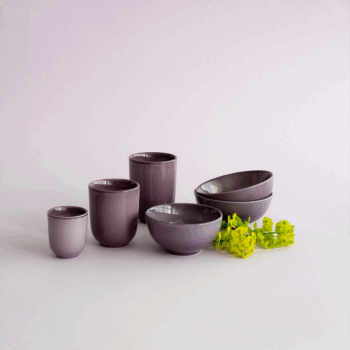 Ručne maľovaná šálka bez uška z kolekcie Solatelier osloví hĺbkou odtieňa aubergine, ktorý jej dodáva elegantný a výrazný charakter. Každý kus je originál, vytvorený precíznou ručnou prácou s dôrazom na detail a remeselnú autenticitu. Čistá forma bez uška a sýta farebnosť robia zo šálky štýlový doplnok pre moderné a vkusné stolovanie.