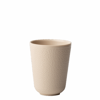 So šálkami bez uška Basic sa vyhnete črepinám. Sú totiž vyrobené z plastu, čo určite oceníte pri ich nosení. Ľahkosť však nie je ich jediná výhoda. Skvelo sa hodia aj na každú záhradnú párty, alebo dokonca aj na cestovanie. Z vonkajšej strany majú na dotyk príjemnú štruktúru pripomínajúcu kôru citrusových plodov, vďaka ktorej sa nešmýkajú. Pri ich výrobe sa používa plne recyklovateľný termoplastický materiál bez obsahu BPA a formaldehydu. Pred prvým použitím riad dôkladne umyte ako pri bežnom používaní produktov z PVC. Nalejte doň vriacu vodu a nechajte 1 hodinu odstáť. Následne vylejte a opláchnite.
