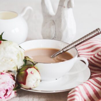 Nadčasový a elegantný dizajn s decentným platinovým okrajom. Elegantný dizajn a prvotriedny materiál – to je porcelán línie Premium Platinum. Šálka je žiarivo biela, veľmi tenká a zároveň mimoriadne odolná. Je lákavé nechať ju na okrasu vo vitrínke, nenechajte sa však zmiasť. Táto šálka je perfektne vhodná na každodenné používanie a stolovanie vďaka nej dostáva osobitú atmosféru.
