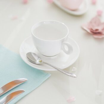 Baristická šálka v kvalitnom a jemnom vzhľade Fine China porcelánu sa hodí nielen na každodenné použitie, ale aj na príležitostné posedenie s priateľmi alebo rodinnú oslavu. Oceníte prijateľnú cenu a materiál odolný proti opotrebeniu. Podšálka nie je súčasťou produktu a predáva sa zvlášť.