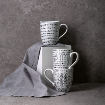 Set porcelánových šálok z línie Basic Dots vhodné na mlieko, čaj alebo cappuccino. Moderný bodkový vzor na bielom porceláne dodáva šmrnc do každej kuchyne. Je vhodný do umývačky riadu aj mikrovlnnej rúry.