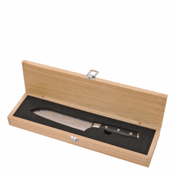 Nôž Santoku s čepeľou dlhou 18 cm je podľa Japoncov skvelý na 3 činnosti – krájanie, sekanie a drvenie. Môže za to práve čepeľ, ktorá je dostatočne široká, ale aj mierne hrubšia. Širokú čepeľ zároveň využijete aj ako lopatku – naberiete nakrájané mäso či zeleninu a vhodíte do hrnca. Nože z damaškovej ocele sú nástrojmi profesionálnych kuchárov. Ich oceľ sa vyrába dvomi spôsobmi, no výsledok je ten istý – 63 vrstiev v jednej čepeli. Tým vzniká jedinečný vzor, ktorý pripomína letokruhy. Nôž je extrémne pevný, masívny a má tvrdé ostrie. Zároveň sú to jediné nože v našej ponuke, ktoré sú celokované. Rúčka obalená sklolaminátom je extrémne tvrdá a neublížia jej ani chemikálie. Damaškové nože balíme do luxusných drevených boxov vystlaných čiernou výplňou. Aj vďaka tomu sú dokonalým darčekom pre každého vášnivého kuchára.