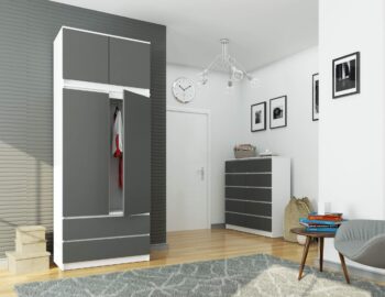Šatníková skriňa POKI90: Elegancia bielej a grafity pre dokonalú spálňu Chcete vytvoriť spálňu, ktorá kombinuje moderný dizajn s maximálnou funkcionalitou? POKI90 je šatníková skriňa, ktorá stelesňuje túto víziu s kombináciou bielej a grafity.  Materiál: Vysoko kvalitný a odolný materiál LTD zaručuje, že táto skriňa vydrží roky používania. Rozmery: S rozmermi 234 x 90 x 51 cm poskytuje dostatok priestoru na uloženie vášho oblečenia a ďalších potrieb. Farba: Svieža biela kombinovaná s hlbokou grafitom pridáva moderný dotyk do akejkoľvek spálne. Vybavenie: Dve priestranné zásuvky a šesť police ponúkajú dostatok úložného priestoru pre všetky vaše potreby . Design: Dvojdverový dizajn zaručuje ľahký prístup k vašim veciam a zároveň zachováva elegantný vzhľad.  Urobte svoju spálňu skvostným miestom so šatníkovou skriňou POKI90. Jej kombinácia materiálov, farieb a funkcií je ideálnym riešením pre tých, ktorí hľadajú kombináciu štýlu a praktickosti.