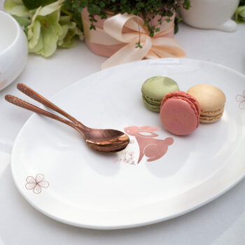 Servírujte sviatočné pokrmy s dokonalosťou a štýlom. Oválny tanier z kolekcie Premium Platinum Line Easter je vyrobený z kvalitného Bone China porcelánu a zdobený jemnými jarnými motívmi, ktoré dodávajú každému stolovaniu sviežosť a eleganciu. Ideálny na predjedlá, dezerty alebo slávnostné pokrmy počas veľkonočných dní. Každý kus je starostlivo zdobený našimi dizajnérmi v keramickom Solateliéri. Táto limitovaná kolekcia je dostupná iba na krátky čas, preto neodkladajte svoju objednávku a doprajte si dotyk jarnej noblesy vo svojej domácnosti ešte dnes.