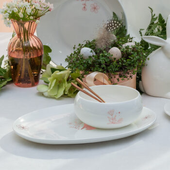 Servírujte sviatočné pokrmy s dokonalosťou a štýlom. Oválny tanier z kolekcie Premium Platinum Line Easter je vyrobený z kvalitného Bone China porcelánu a zdobený jemnými jarnými motívmi, ktoré dodávajú každému stolovaniu sviežosť a eleganciu. Ideálny na predjedlá, dezerty alebo slávnostné pokrmy počas veľkonočných dní. Každý kus je starostlivo zdobený našimi dizajnérmi v keramickom Solateliéri. Táto limitovaná kolekcia je dostupná iba na krátky čas, preto neodkladajte svoju objednávku a doprajte si dotyk jarnej noblesy vo svojej domácnosti ešte dnes.