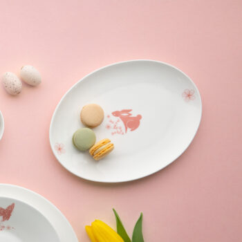Servírujte sviatočné pokrmy s dokonalosťou a štýlom. Oválny tanier z kolekcie Premium Platinum Line Easter je vyrobený z kvalitného Bone China porcelánu a zdobený jemnými jarnými motívmi, ktoré dodávajú každému stolovaniu sviežosť a eleganciu. Ideálny na predjedlá, dezerty alebo slávnostné pokrmy počas veľkonočných dní. Každý kus je starostlivo zdobený našimi dizajnérmi v keramickom Solateliéri. Táto limitovaná kolekcia je dostupná iba na krátky čas, preto neodkladajte svoju objednávku a doprajte si dotyk jarnej noblesy vo svojej domácnosti ešte dnes.