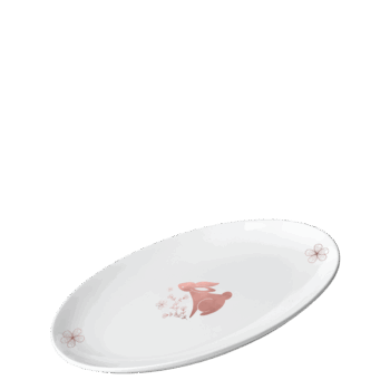 Servírujte sviatočné pokrmy s dokonalosťou a štýlom. Oválny tanier z kolekcie Premium Platinum Line Easter je vyrobený z kvalitného Bone China porcelánu a zdobený jemnými jarnými motívmi, ktoré dodávajú každému stolovaniu sviežosť a eleganciu. Ideálny na predjedlá, dezerty alebo slávnostné pokrmy počas veľkonočných dní. Každý kus je starostlivo zdobený našimi dizajnérmi v keramickom Solateliéri. Táto limitovaná kolekcia je dostupná iba na krátky čas, preto neodkladajte svoju objednávku a doprajte si dotyk jarnej noblesy vo svojej domácnosti ešte dnes.