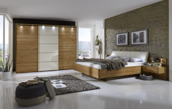 Skriňa IBIZA 421 596 už na prvý pohľad dýcha luxusom a štýlom. Skriňa je vyrobená z čiastočného dubového masívu. 2 dvere ľavé, pravé sú vyrobené z masívneho dubu a zrkadlové dvere sú z drevotriesky. Korpus skrine je z LTD dosky.Skriňa je šesťdverová, s otváracími dverami. 2 dvere sú zrkadlové. Skriňa je vybavená 2 policami a jednou šatníkovou tyčou. K skrini je možné dokúpiť paspartový rám bez osvetlenia, ako aj s osvetlením.Rozmery š/v/h  300/216/58 cm.Hrúbka dverí z masívneho dreva: 20 mm.Hrúbka zrkadlových dverí: 18 mm.Hrúbka bočných panelov: 15 mm.Hrúbka políc vo vnútri skrine: 22 mm.Luxusný masívny nábytok Ibiza naplní aj tie najvyššie očakávania. Nemecká výroba je zárukou kvality. Možnosť objednať aj v jelšovom čiastočnom masíve, cena na požiadanie.