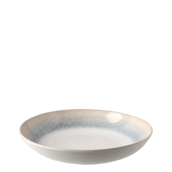 Hlboký tanier Coupe z kolekcie Elements Vulcano Sand la brise je oslavou leta. Pre túto kolekciu je charakteristický jemný prechod farieb od teplých pieskových tónov po chladnejšie sivomodré odtiene, ktoré spolu vytvárajú elegantný a harmonický vizuálny efekt. Precízna textúra a unikátna reaktívna glazúra podčiarkujú originalitu každého kusu, vďaka čomu je každý tanier jedinečný. Set obsahuje: 4x hlboký tanier Coupe 23 cm