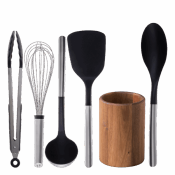 Tento štýlový set kuchynských pomôcok je praktickým riešením pre každého, kto chce mať svoju kuchyňu prehľadnú, funkčnú a zároveň elegantne zariadenú. Obsahuje šesť základných pomôcok, bez ktorých sa pri varení nezaobídete. Nylonové časti sú šetrné k riadu, nehrdzavejúca oceľ zasa zaručuje dlhú životnosť a pohodlné uchopenie. Všetko dopĺňa elegantný stojan z agátového dreva, ktorý udrží vašu kuchyňu upratanú a vaše pomôcky vždy po ruke. Set obsahuje: 1× stojan na náradie Agát (17,8 cm, Ø 12,7 cm) 1× pevná lyžica Nylon (35 cm) 1× obracačka Nylon (34 cm) 1× polievková naberačka Nylon (32,5 cm) 1× kuchynské kliešte (34 cm) 1× ručný šľahač z nehrdzavejúcej ocele (31 cm)