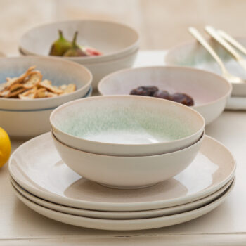 Set misiek z kolekcie Elements Vulcano Sand la mar vyniká jedinečným prechodom farieb, ktoré prechádzajú od prírodnej pieskovej až po jemnú zelenú. Tento elegantný farebný efekt vznikol vďaka reaktívnej glazúre, preto je každá miska originál. Decentná textúra vnútra misiek pôsobí nadčasovo a vnesie do vášho stolovania nádych prírodnej harmónie. Set obsahuje: 4x miska 18 cm