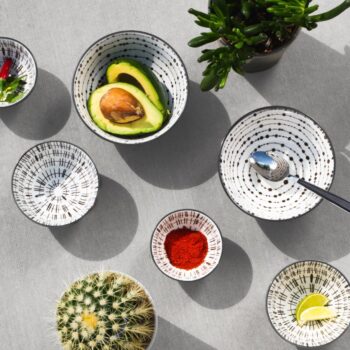 Set menších porcelánových misiek z línie Basic Dots Black je predovšetkým vhodný na cereálie a ďalšie raňajkové pokrmy. Oceníte moderné vzory, ktoré sa krásne ukážu v kontraste čiernej a bielej farby. PRIEMER: 10 cm / 12 cm / 16 cm
