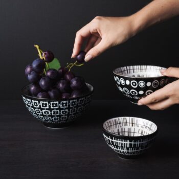 Set menších porcelánových misiek z línie Basic Dots Black je predovšetkým vhodný na cereálie a ďalšie raňajkové pokrmy. Oceníte moderné vzory, ktoré sa krásne ukážu v kontraste čiernej a bielej farby. PRIEMER: 10 cm / 12 cm / 16 cm