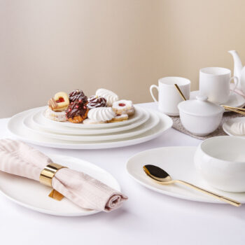 Elegantný set servírovacích tanierov z línie Premium Platinum Line vyrobený z najušľachtilejšieho materiálu vám zabezpečí vysokú pevnosť, jemný lesk a príjemnú ľahkosť. Práve pre tieto vlastnosti je exkluzívny Bone China porcelán označovaný aj ako Biele zlato. Set obsahuje: 12 × Oválny tanier 22 cm 8 × Oválny tanier 26 cm 2 × Oválny tanier 36 cm 2 × Oválny tanier 42 cm 2 × Oválny tanier 30 cm