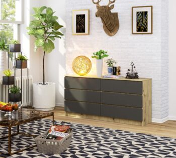 Komoda JULIANA160: Prekvapivá kombinácia Dubu Artisan a Grafitu Odhaľte sofistikovanosť a elegancia v jednom s komodou JULIANA160. Perfektne navrhnutá pre tých, ktorí chcú spojiť moderný štýl s klasickým vzhľadom v ich spálni alebo obývacej izbe. Táto komoda je remeselne vyrobená z kvalitného materiálu < strong>LTD. Prekvapivá kombinácia teplého dubu Artisan a hlbokého grafitu dodáva tomuto kúsku nábytku jedinečný a nadčasový charakter. Jej široká štruktúra zaisťuje, že ponúka viac ako dostatok úložného priestoru pre všetky vaše potreby.  Rozmery: 77 x 160 x 40 cm Vybavená 6 zásuvkami a ďalšími úložnými možnosťami  Pre tých, ktorí hľadajú skvelý kúsok nábytku, ktorý je tak funkčný, ako je krásny, je JULIANA160 jasnou voľbou.
