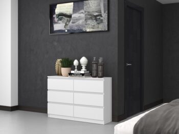 Komoda WALMA M6 120 v modernom dizajne je vhodná do každého interiéru, pretože v sebe spája jednoduchosť a eleganciu. Určite oceníte aj šesť praktických zásuviek, kde si môžete uložiť dokumenty, oblečenie alebo iné potrebné veci. Komoda je vyrobená z kvalitnej LTD dosky, ktorá je nenáročná na údržbu a odolná voči poškriabaniu. Hrany sú chránené ABS páskou. Komoda má bezúchytový systém otvárania, takže Vám v priestore nebudú zavadziať žiadne úchyty a zároveň to posilní jej moderný dizajn.Rozmery (ŠxVxH) : 120 x 77 x 30 cmFarebné prevedenie : bielaDodávame v demonte. 