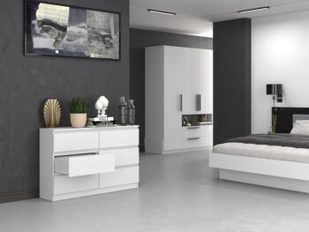 Komoda WALMA M6 120 v modernom dizajne je vhodná do každého interiéru, pretože v sebe spája jednoduchosť a eleganciu. Určite oceníte aj šesť praktických zásuviek, kde si môžete uložiť dokumenty, oblečenie alebo iné potrebné veci. Komoda je vyrobená z kvalitnej LTD dosky, ktorá je nenáročná na údržbu a odolná voči poškriabaniu. Hrany sú chránené ABS páskou. Komoda má bezúchytový systém otvárania, takže Vám v priestore nebudú zavadziať žiadne úchyty a zároveň to posilní jej moderný dizajn.Rozmery (ŠxVxH) : 120 x 77 x 30 cmFarebné prevedenie : bielaDodávame v demonte. 
