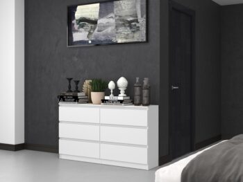 Komoda WALMA M6 140 v modernom dizajne je vhodná do každého interiéru, pretože v sebe spája jednoduchosť a eleganciu. Určite oceníte aj šesť praktických zásuviek, kde si môžete uložiť dokumenty, oblečenie alebo iné potrebné veci. Komoda je vyrobená z kvalitnej LTD dosky, ktorá je nenáročná na údržbu a odolná voči poškriabaniu. Hrany sú chránené ABS páskou. Komoda má bezúchytový systém otvárania, takže Vám v priestore nebudú zavadziať žiadne úchyty a zároveň to posilní jej moderný dizajn.Rozmery (ŠxVxH) : 138 x 77 x 40 cmFarebné prevedenie : bielaDodávame v demonte.
