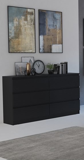 Komoda WALMA M6 140 v modernom dizajne je vhodná do každého interiéru, pretože v sebe spája jednoduchosť a eleganciu. Určite oceníte aj šesť praktických zásuviek, kde si môžete uložiť dokumenty, oblečenie alebo iné potrebné veci. Komoda je vyrobená z kvalitnej LTD dosky, ktorá je nenáročná na údržbu a odolná voči poškriabaniu. Hrany sú chránené ABS páskou. Komoda má bezúchytový systém otvárania, takže Vám v priestore nebudú zavadziať žiadne úchyty a zároveň to posilní jej moderný dizajn.Rozmery (ŠxVxH) : 138 x 77 x 40 cmFarebné prevedenie : čiernaDodávame v demonte.