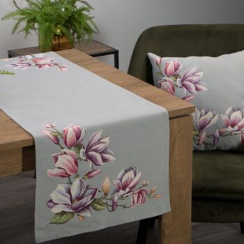 Sivý gobelínový obrus s jemným tkaným vzorom magnólie Šírka: 45 cm | Dĺžka: 140 cm
