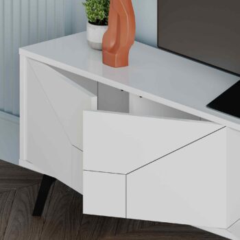 TV stolík ERESH: Škandinávska elegancia pre vašu obývaciu izbu Názov produktu: ERESH Popis: ERESH je < strong>TV stolík inšpirovaný škandinávskym dizajnom, ktorý prinesie elegantný štýl do vašej obývačky. S jeho čistým a jednoduchým obdĺžnikovým tvarom je ideálny pre moderné domovy.  Typ tovaru: TV stolík Materiál: Kombinácia melamínu, VT laminátu, a lesklého kovu, dodáva výrobku odolnosť a luxusný vzhľad. Rozmer: 50 x 180 x 29.6 cm - ideálne rozmery pre väčšinu televízorov na trhu.< /li> Farba: Čisto biela, dokonale zapadne do väčšiny interiérov. Funkcia: Push to open - jednoduché otváranie dvierok bez použitia madiel . Vybavenie: 4 plné dverové dvierka, ktoré skryjú všetko, čo potrebujete mať po ruke, ale nechcete mať na očiach. Štýl:  Škandinávsky - jednoduchosť, funkčnosť a elegancia v jednom. Tvar: Obdĺžnikový, rovný - ideálny pre moderné domovy. Hrúbka materiálu: 18mm - zaručuje vysokú stabilitu a životnosť. Dodatočné informácie: Lesklé kovové prvky, ktoré dokresľujú luxusný vzhľad produktu.  < p>ERESH TV stolík je dokonalou voľbou pre tých, ktorí hľadajú kvalitné, funkčné a zároveň štýlový kus nábytku pre svoju obývaciu izbu.