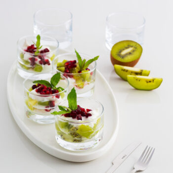 Sklenená miska pre dokonalý sladký či slaný moment dňa. Nezáleží či chystáte osviežujúcu panna cottu, zmrzlinu alebo dressing, tieto misky štýlovo dotvoria stolovanie a spríjemnia každé posedenie s priateľmi.