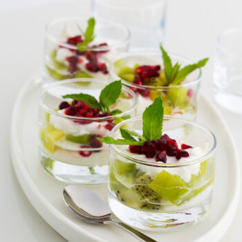 Sklenená miska pre dokonalý sladký či slaný moment dňa. Nezáleží či chystáte osviežujúcu panna cottu, zmrzlinu alebo dressing, tieto misky štýlovo dotvoria stolovanie a spríjemnia každé posedenie s priateľmi.