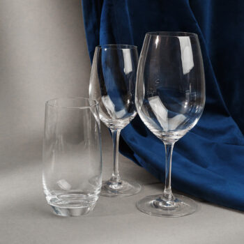 Štartovací set pohárov Benu Basic Premium Glas Lunasol je vhodný na formálne aj neformálne stretnutia. Poháre zaujmú krištáľovo čistým leskom a elegantným prevedením. Vyrobené sú z krištáľového skla META Glass®, ktoré je registrovanou ochrannou známkou spoločnosti Sola Switzerland EU. Pozostáva z: 6x pohár na červené víno 650 ml Benu 6x pohár na červené víno 380 ml Basic 6x Long Drink 500 ml Premium