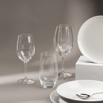 Štartovací set pohárov Benu Basic Premium Glas Lunasol je vhodný na formálne aj neformálne stretnutia. Poháre zaujmú krištáľovo čistým leskom a elegantným prevedením. Vyrobené sú z krištáľového skla META Glass®, ktoré je registrovanou ochrannou známkou spoločnosti Sola Switzerland EU. Pozostáva z: 6x pohár na červené víno 650 ml Benu 6x pohár na červené víno 380 ml Basic 6x Long Drink 500 ml Premium